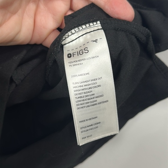 Figs Women’s Casma Black scrub top size large - Picture 6 of 8